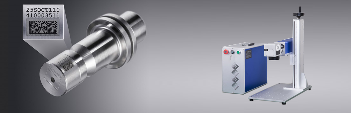 Marcator laser industrial marcând cod QR și date pe o piesă metalică cilindrică