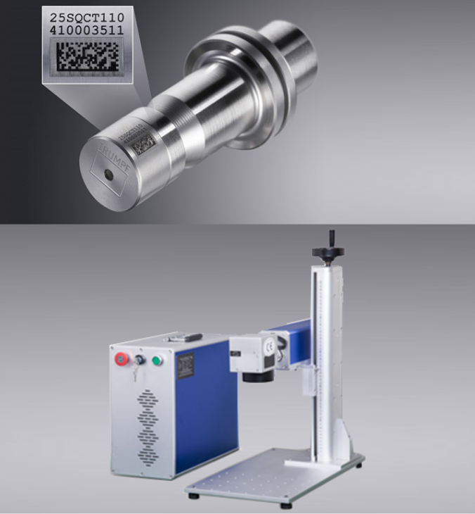 Marcator laser industrial marcând cod QR și date pe o piesă metalică cilindrică